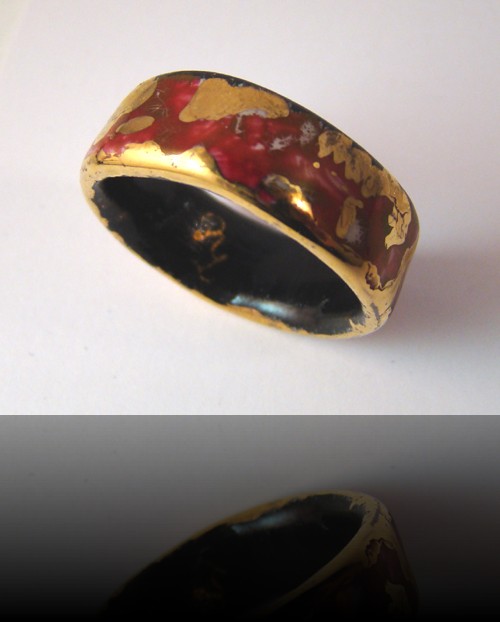 bague or rouge et noir