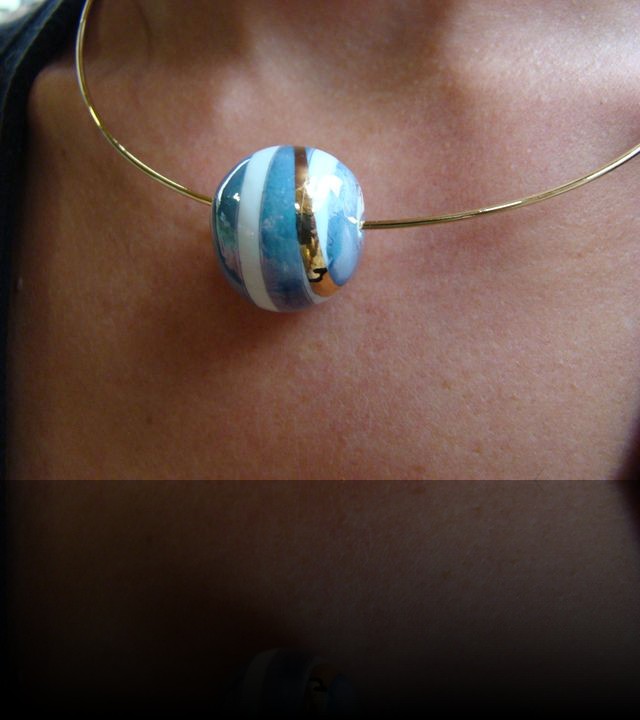 pendentif boule bleue or